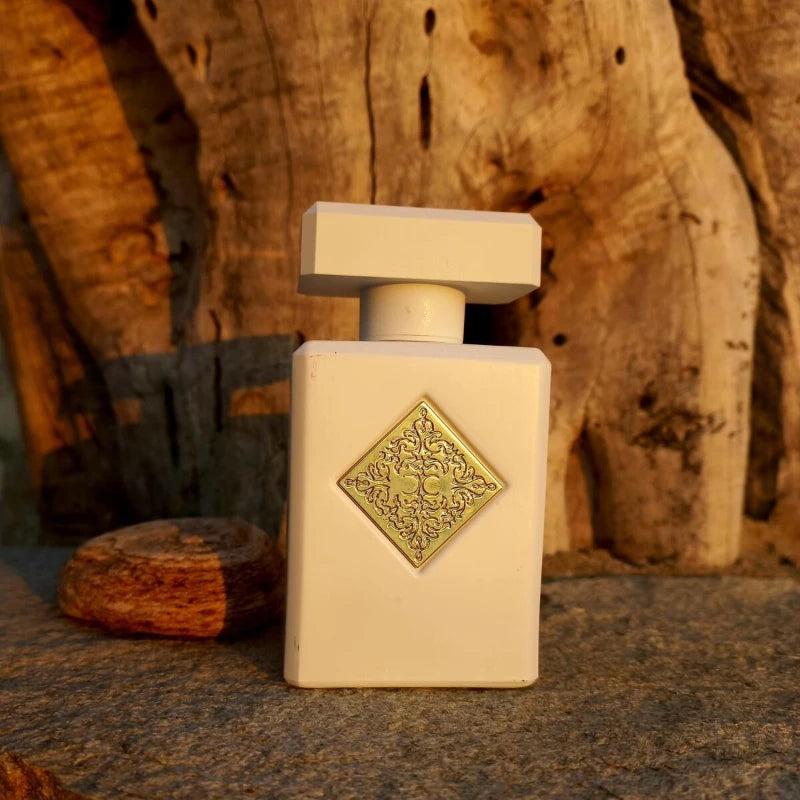 Parfum arabe Oud Vanille Musc Rose pour un parfum oriental boisé élégant, riche et unisexe, longue tenue, idéal au quotidien. Parfums de niche.