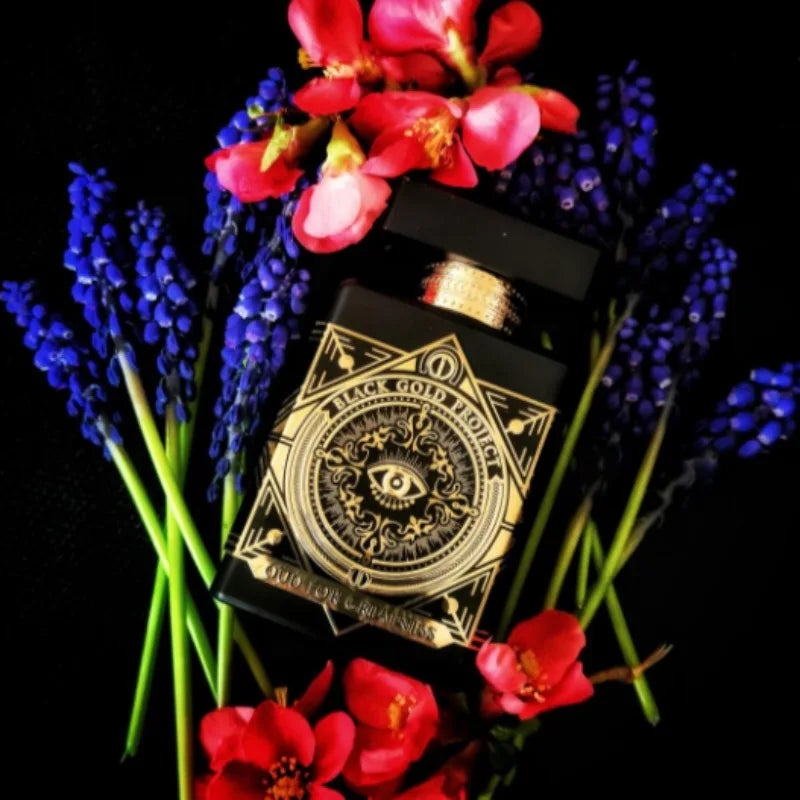 Eau de parfum élégante unisexe de 90 ml, longue tenue, aux notes orientales boisées, mêlant ambre, rose, vanille et oud. Essence signature.