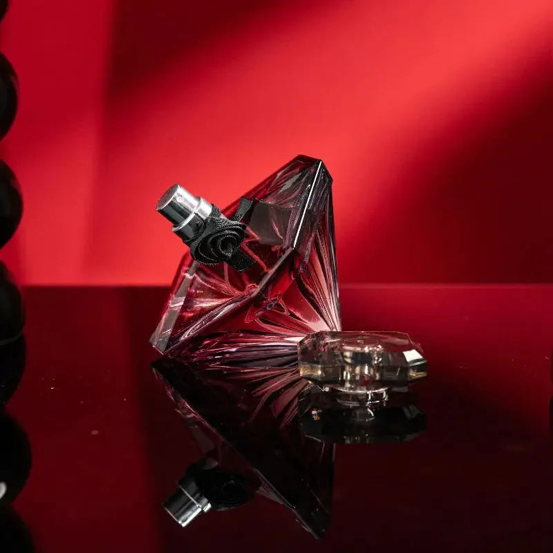 Parfum 75 ml best-seller. Mystérieux, élégant et riche en nuances. Exhale la fraîcheur de la vanille. Sensuel et charmant, idéal pour un rendez-vous.