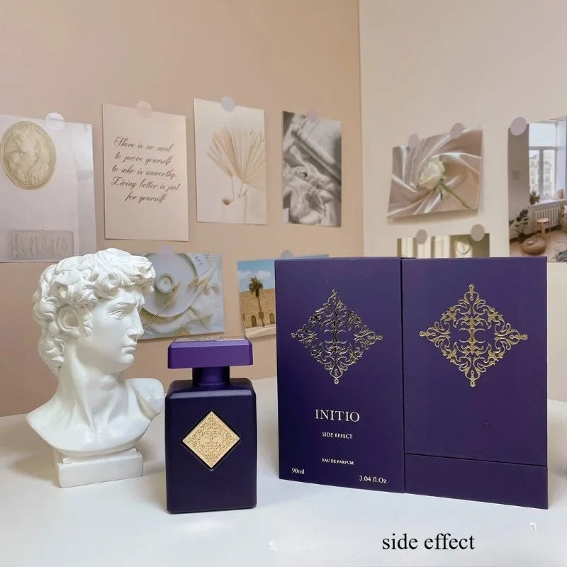 Eau de parfum élégante unisexe de 90 ml, longue tenue, aux notes orientales boisées, mêlant ambre, rose, vanille et oud. Essence signature.