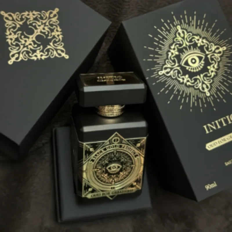 Eau de parfum élégante unisexe de 90 ml, longue tenue, aux notes orientales boisées, mêlant ambre, rose, vanille et oud. Essence signature.