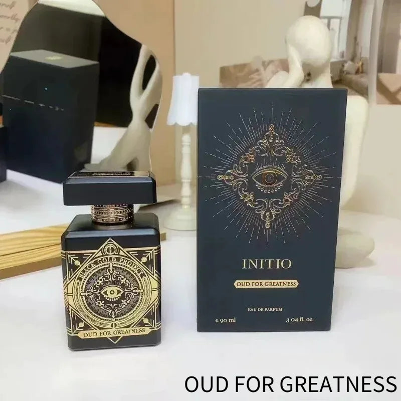 Eau de parfum élégante unisexe de 90 ml, longue tenue, aux notes orientales boisées, mêlant ambre, rose, vanille et oud. Essence signature.