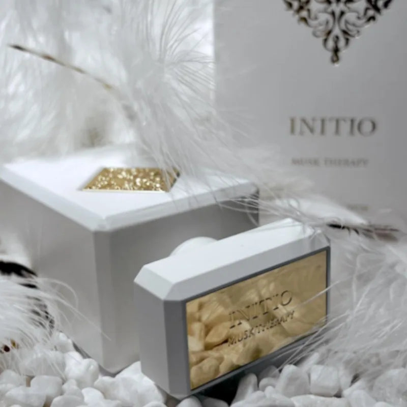 Eau de parfum élégante unisexe de 90 ml, longue tenue, aux notes orientales boisées, mêlant ambre, rose, vanille et oud. Essence signature.