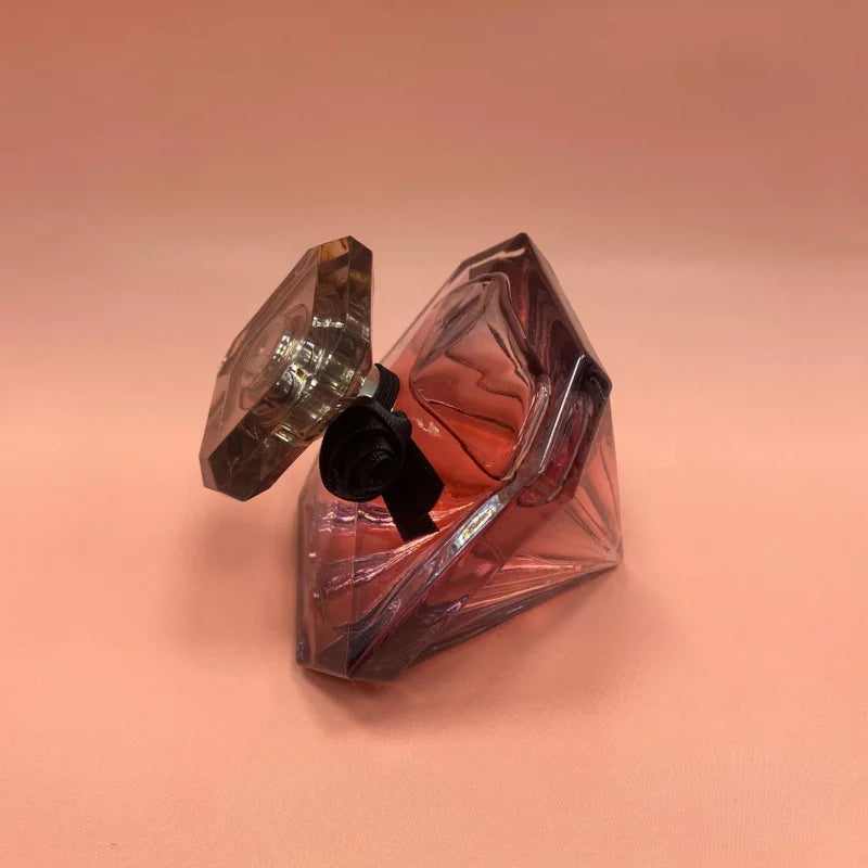 Parfum 75 ml best-seller. Mystérieux, élégant et riche en nuances. Exhale la fraîcheur de la vanille. Sensuel et charmant, idéal pour un rendez-vous.
