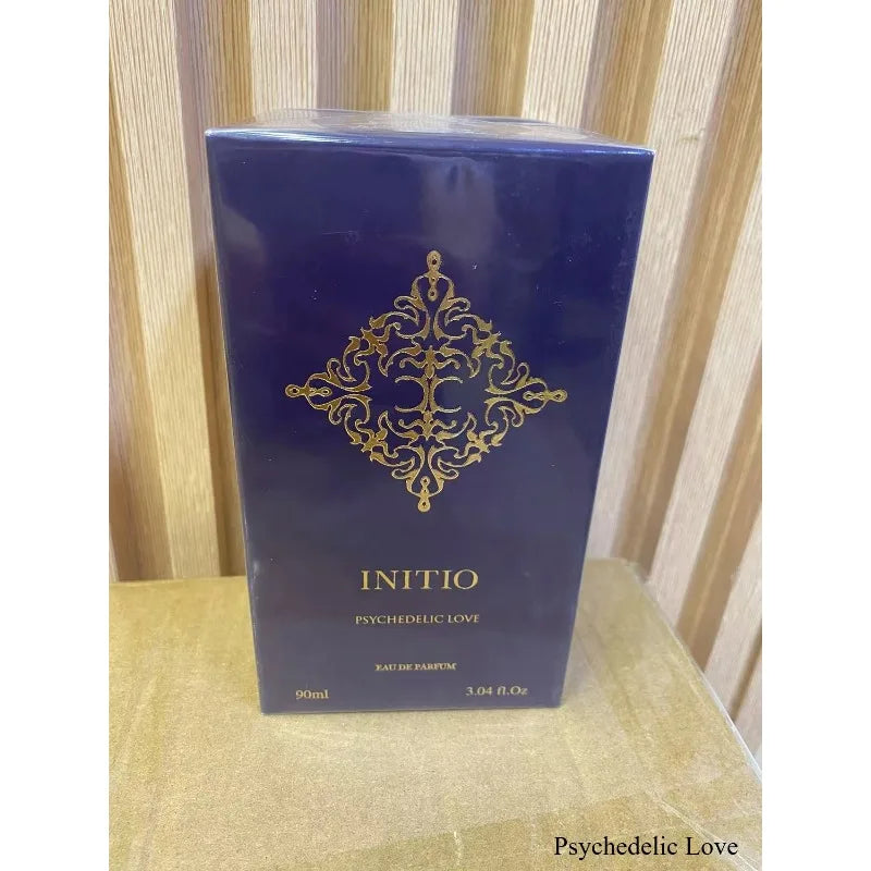Eau de parfum élégante unisexe de 90 ml, longue tenue, aux notes orientales boisées, mêlant ambre, rose, vanille et oud. Essence signature.