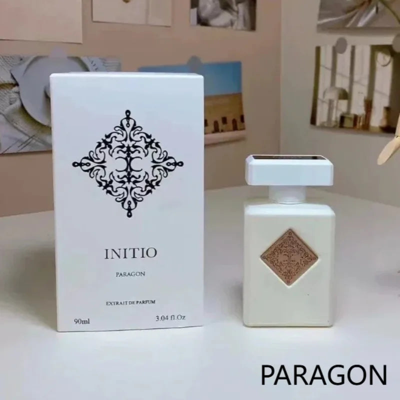 Eau de parfum élégante unisexe de 90 ml, longue tenue, aux notes orientales boisées, mêlant ambre, rose, vanille et oud. Essence signature.
