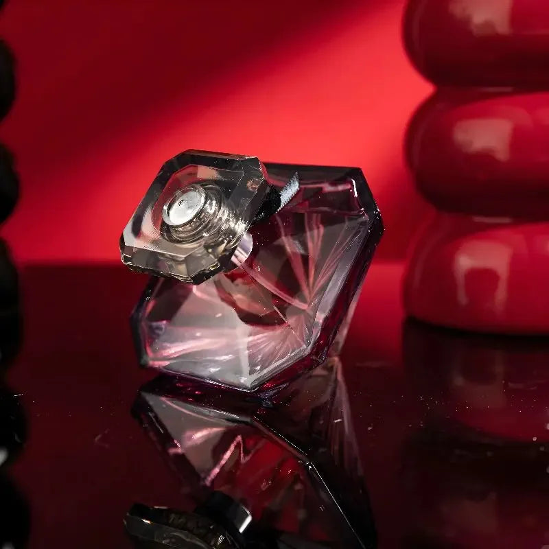 Parfum 75 ml best-seller. Mystérieux, élégant et riche en nuances. Exhale la fraîcheur de la vanille. Sensuel et charmant, idéal pour un rendez-vous.