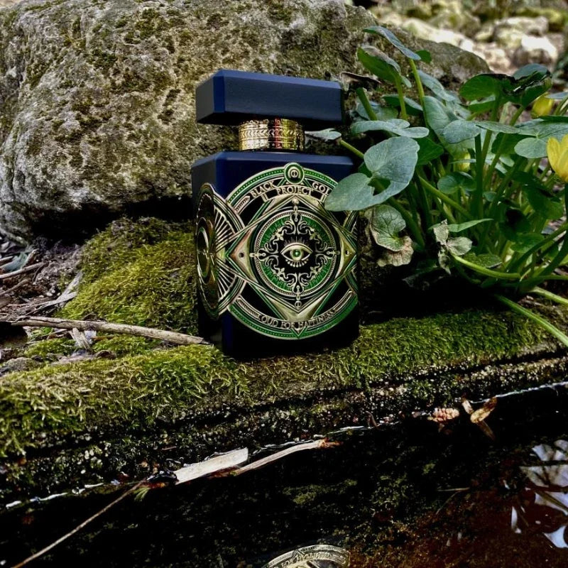Parfum arabe Oud Vanille Musc Rose pour un parfum oriental boisé élégant, riche et unisexe, longue tenue, idéal au quotidien. Parfums de niche.