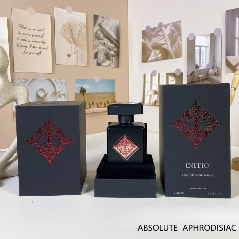 Eau de parfum élégante unisexe de 90 ml, longue tenue, aux notes orientales boisées, mêlant ambre, rose, vanille et oud. Essence signature.
