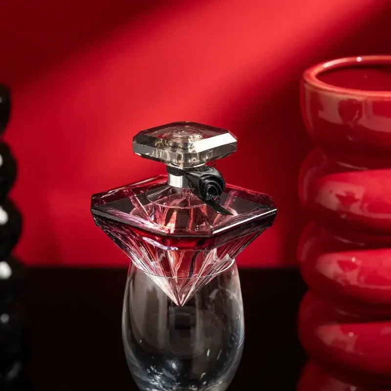 Parfum 75 ml best-seller. Mystérieux, élégant et riche en nuances. Exhale la fraîcheur de la vanille. Sensuel et charmant, idéal pour un rendez-vous.