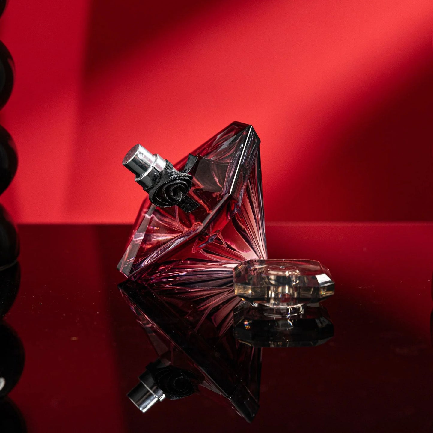 Parfum 75 ml best-seller. Mystérieux, élégant et riche en nuances. Exhale la fraîcheur de la vanille. Sensuel et charmant, idéal pour un rendez-vous.