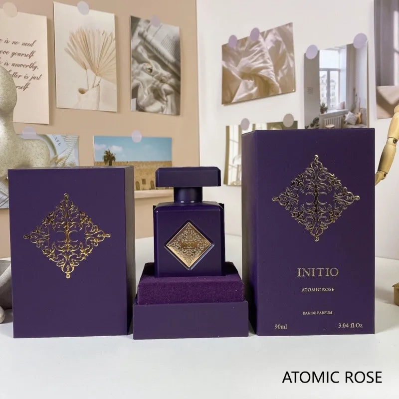 Eau de parfum élégante unisexe de 90 ml, longue tenue, aux notes orientales boisées, mêlant ambre, rose, vanille et oud. Essence signature.