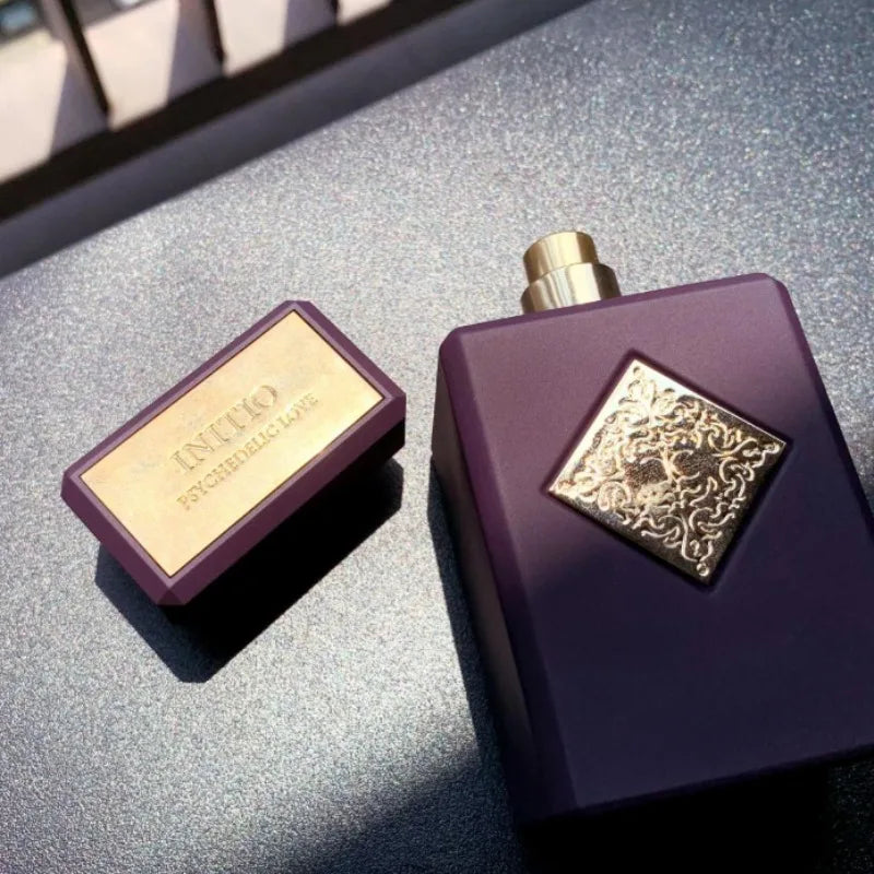 Eau de parfum élégante unisexe de 90 ml, longue tenue, aux notes orientales boisées, mêlant ambre, rose, vanille et oud. Essence signature.